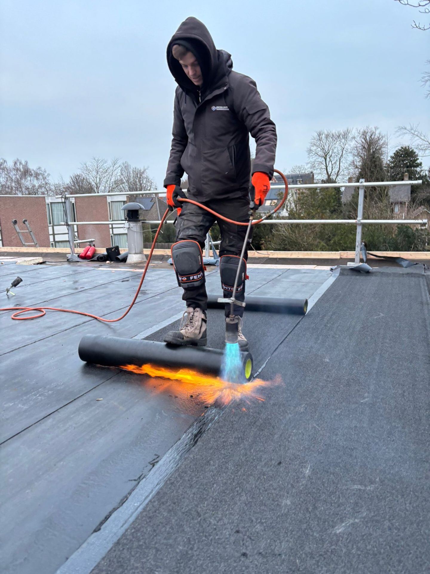 Vakman van Excellent Dakonderhoud aan het werk